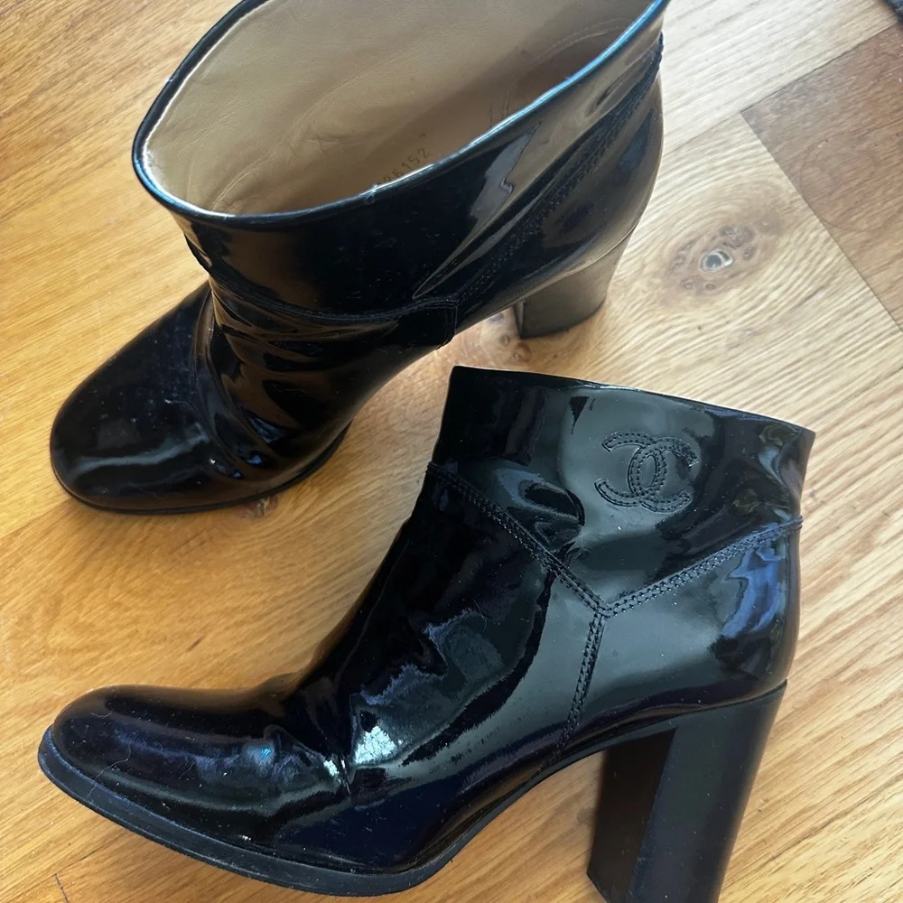 CHANEL patent ankle boots size 39.5/8.5 - Picture 10 of 10